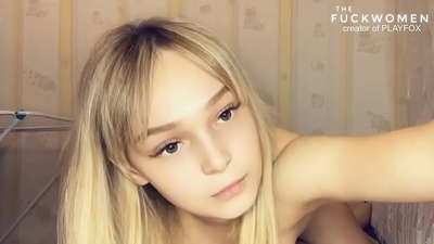 Una colegiala insaciable le hace un creampón oral a una compañera de clase