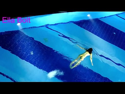 ❤️ No puedo dejar de mirar, joven rubia pillada nadando desnuda en la piscina del complejo ELLA BOLT ❤️ Super sexo en es.sexera.ru ❌️